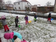 Hrajeme si se sněhem a pomáháme